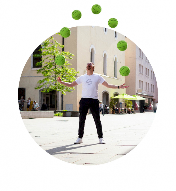 Hover Bild mit Stefan Manhart beim Basketball jonglieren