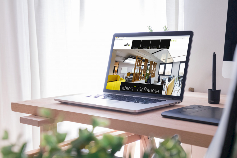 typneun Referenz: Webdesign für roha Büro- und Objekteinrichtung auf einem Laptop