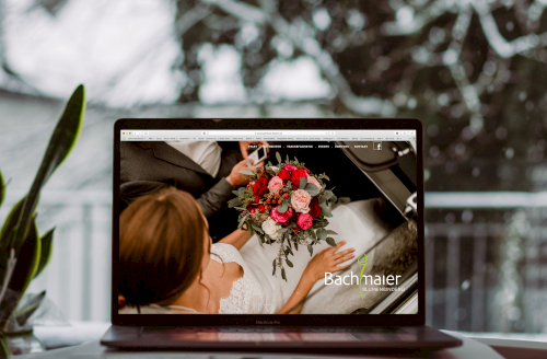 typneun Referenzen: Bachmaier Blumenbinderei Homepage auf dem Notebook