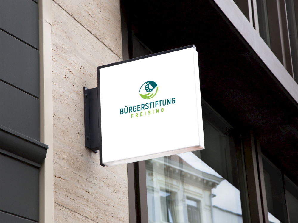Das Logo-Design von typneun für die Bürgerstiftung Freising auf Beschilderung