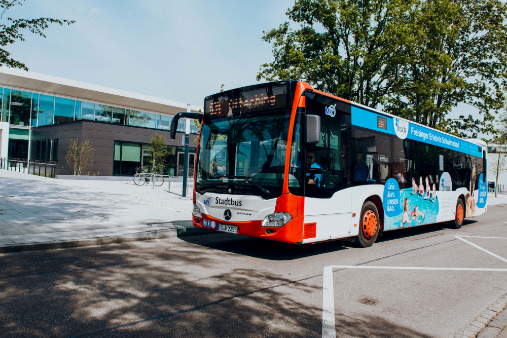 Printwerbung auf einem Bus für das fresch Freisinger Erlebnis Schwimmbad