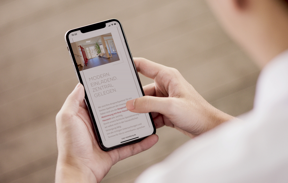 Responsive-Webdesign für Internisten am Zehenstadel auf einem Smartphone.