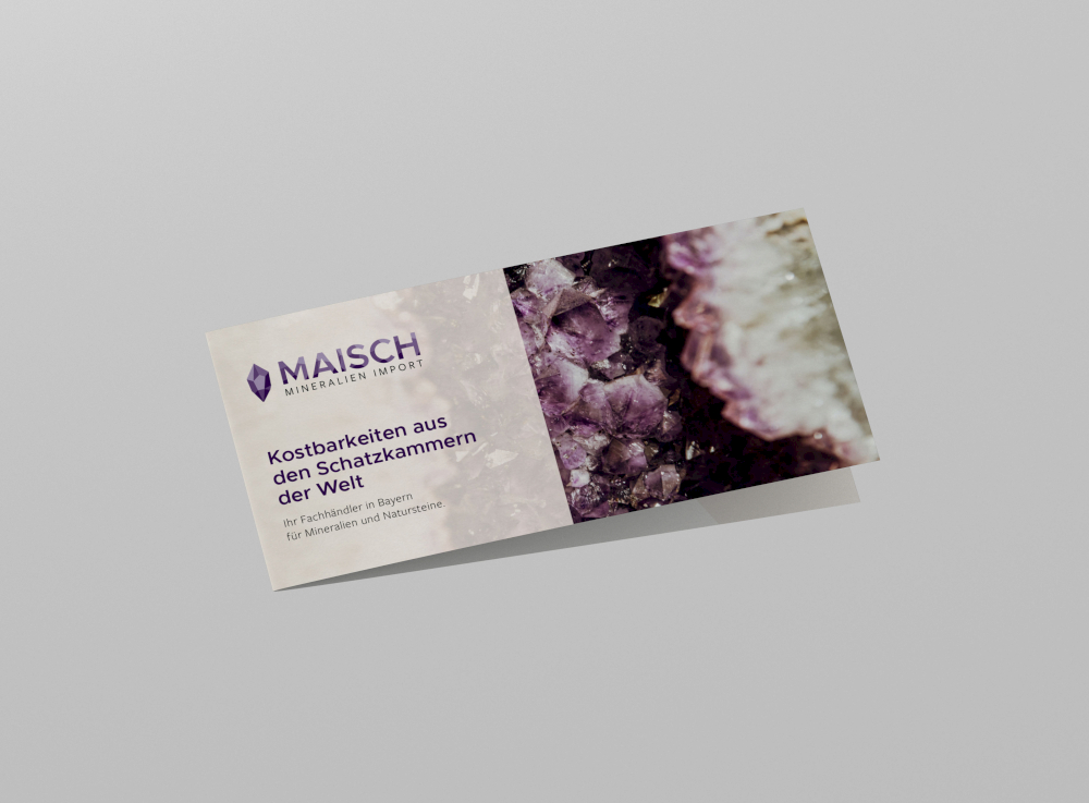 Printdesign mit Logo von Maisch Mineralien Import auf einem DIN lang Flyer.
