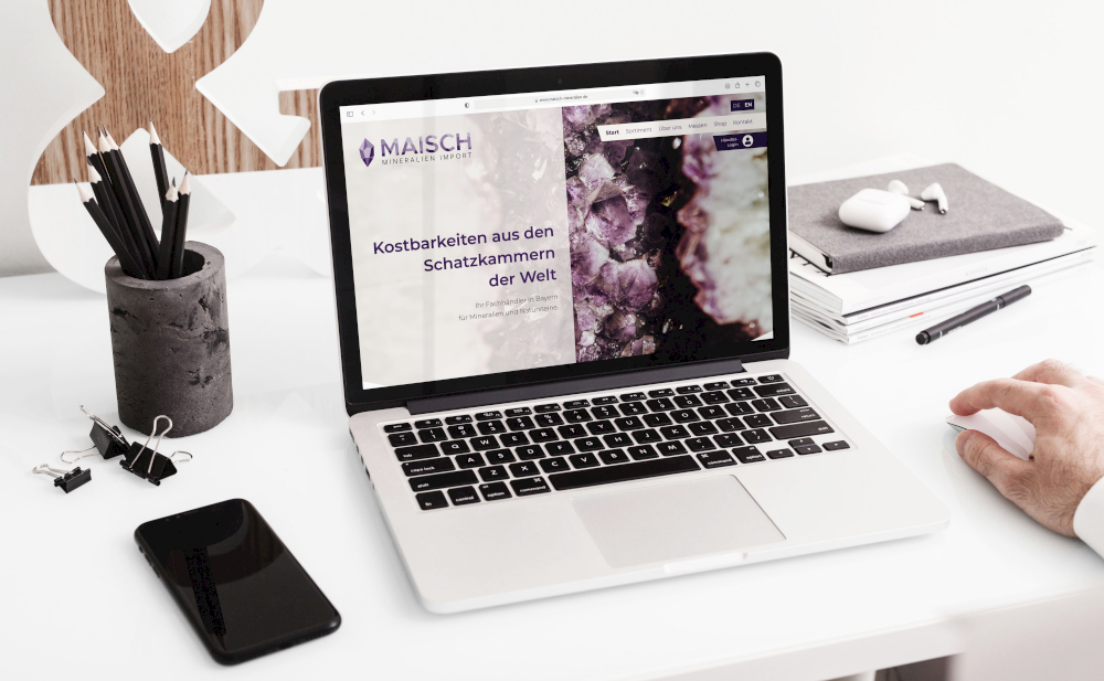 typneun Website Design für Maisch Mineralien Import auf einem Laptop.