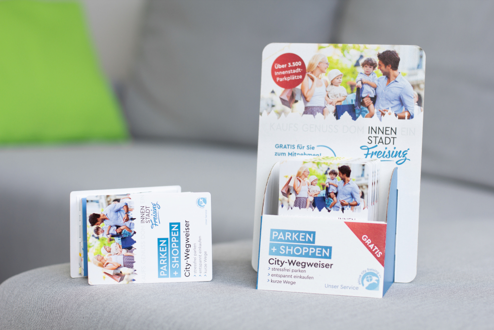 typneun Referenz: Aktive City Freising Wegweiser mit passendem Printdesign und Aufsteller