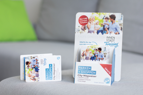 typneun Referenz: Aktive City Freising Wegweiser mit passendem Printdesign und Aufsteller