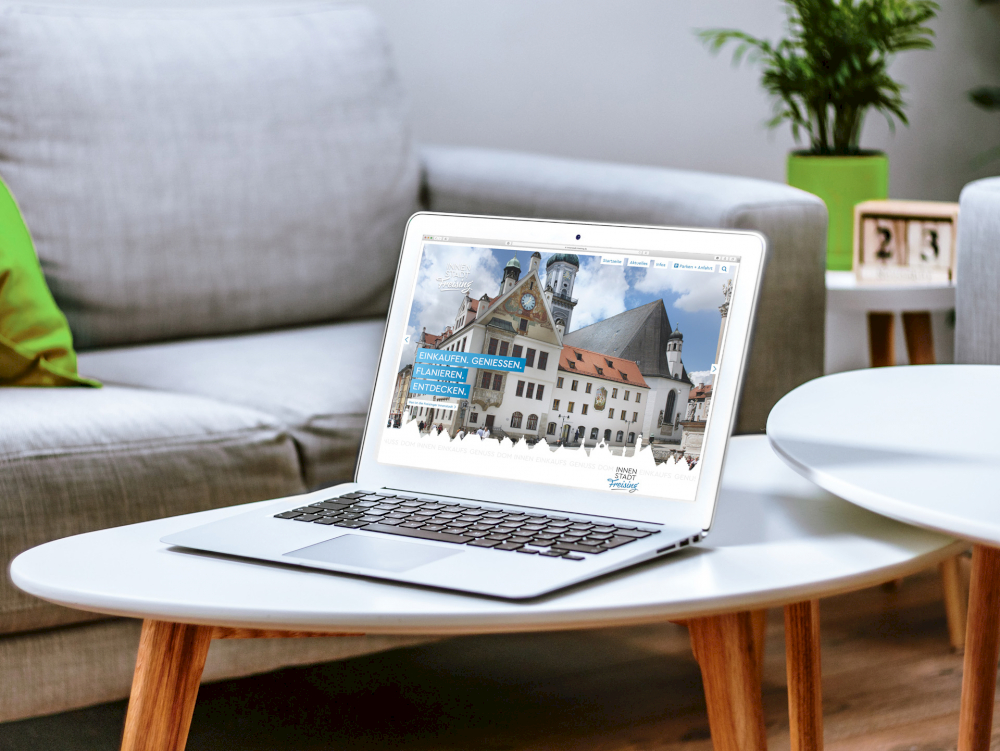 typneun Website Entwicklung und Design für die Freisinger Innenstadt auf einem Laptop