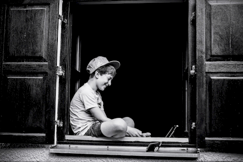 Schwarz-Weiß Foto von Birte Lebender aus ihrer Fotoserie Freune in besonderen Zeiten