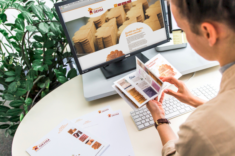 Mitarbeiterin von typneun beim Prüfen von Webdesign und Flyern für den Kunden Oehm Spezialbäckerei