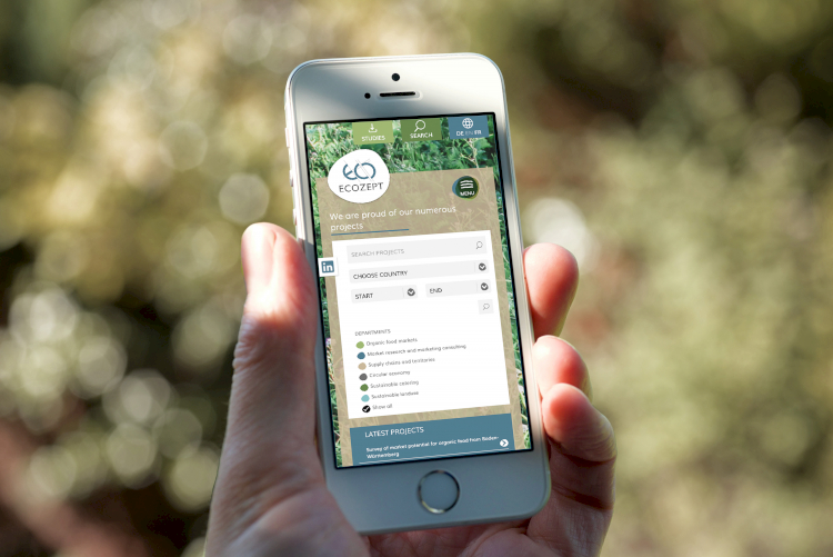 Responsive Design der ECOZEPT Website auf einem Smartphone