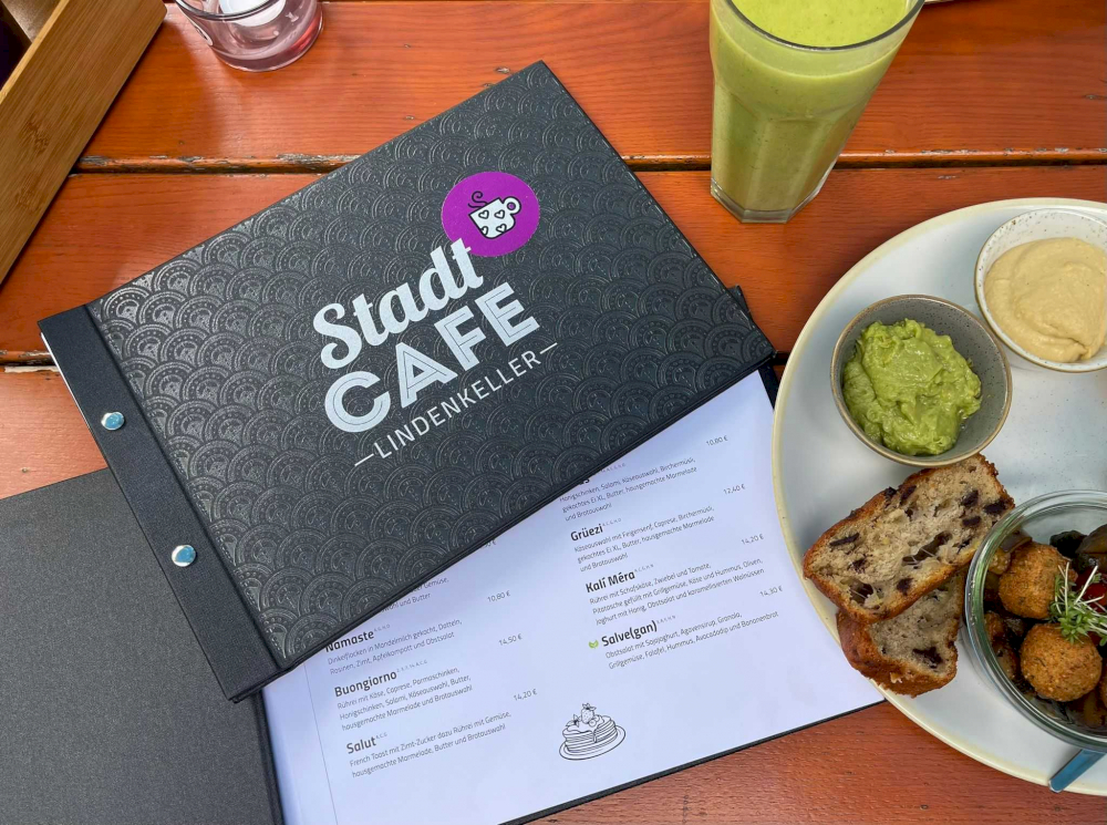 Das Design der neuen Speisekarten im Stadtcafé Freising wurde von Paula Aberl bei typneun umgesetzt.