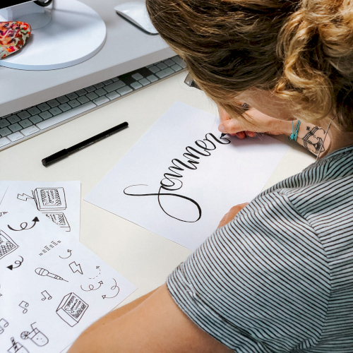 Mitarbeiterin von typneun beim Handlettering für das Uferlos Sommerfestival in Freising