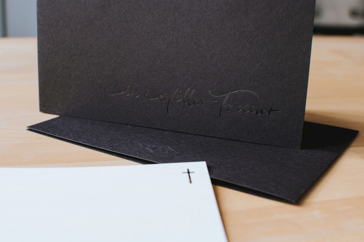 Printdesign Veredelung: Geprägtes Handlettering auf einer Grußkarte