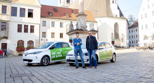 Zwei Elektroautos der typneun Designagentur in der Freisinger Innenstadt