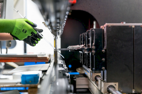 Handfertigung eines Produktes bei KW Metall aus Au in der Hallertau
