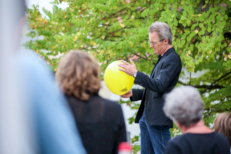 Zauberer Werner Link führt auf dem typneun Firmenevent einen Zaubertrick vor