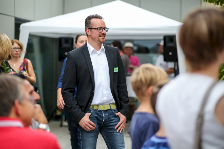 Firmengründer Stefan Manhart auf der 15-Jahresfeier seiner Werbeagentur typneun