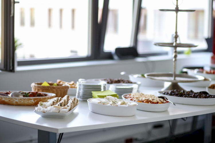 Buffet mit Häppchen in den Büroräumlichkeiten der typneun Designagentur