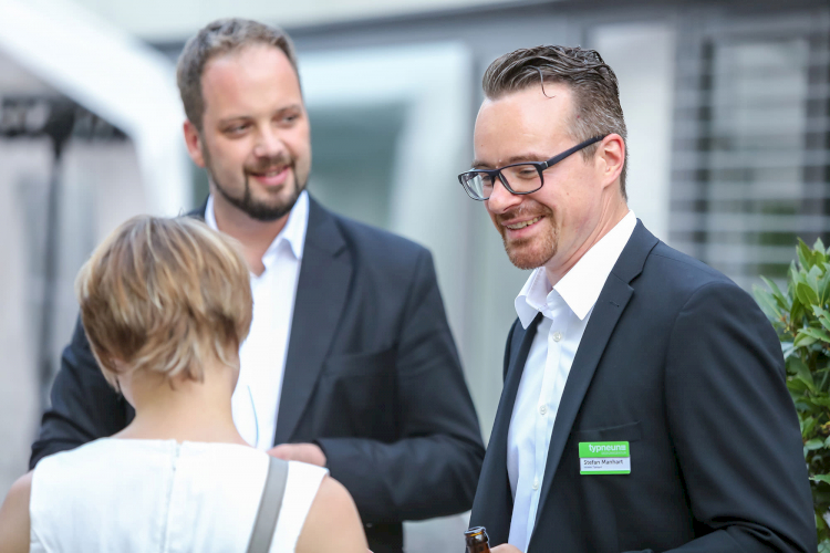 typneun Gründer Stefan Manhart im Gespräch mit den Gästen auf der Firmenfeier