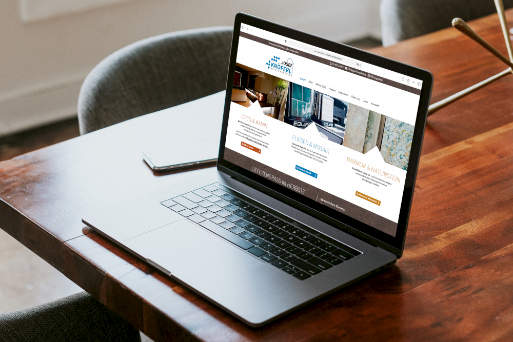 Josef Knöferl als Referenz der typneun Designagentur: Responsive Website auf einem Laptop