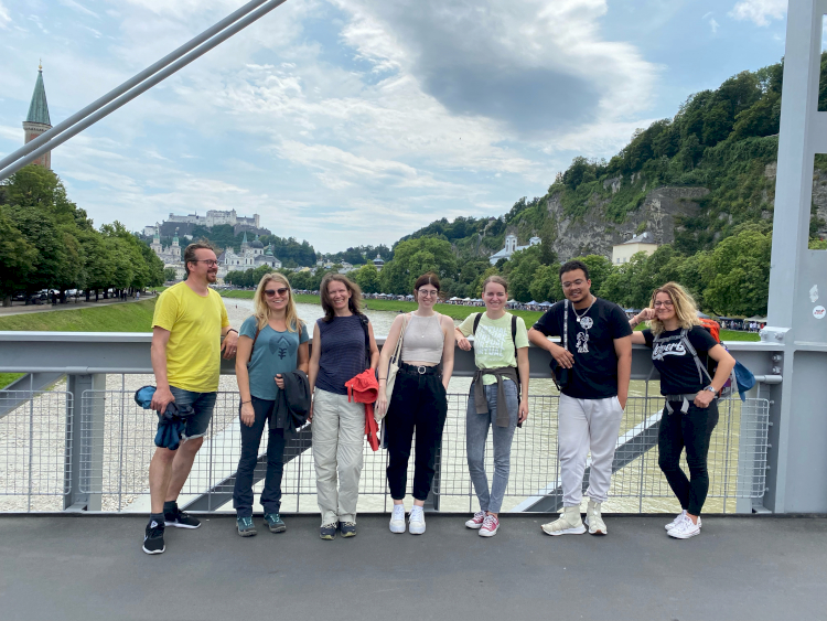 Gruppenfoto der typneun Mitarbeiter auf einer Brücke beim Firmenausflug