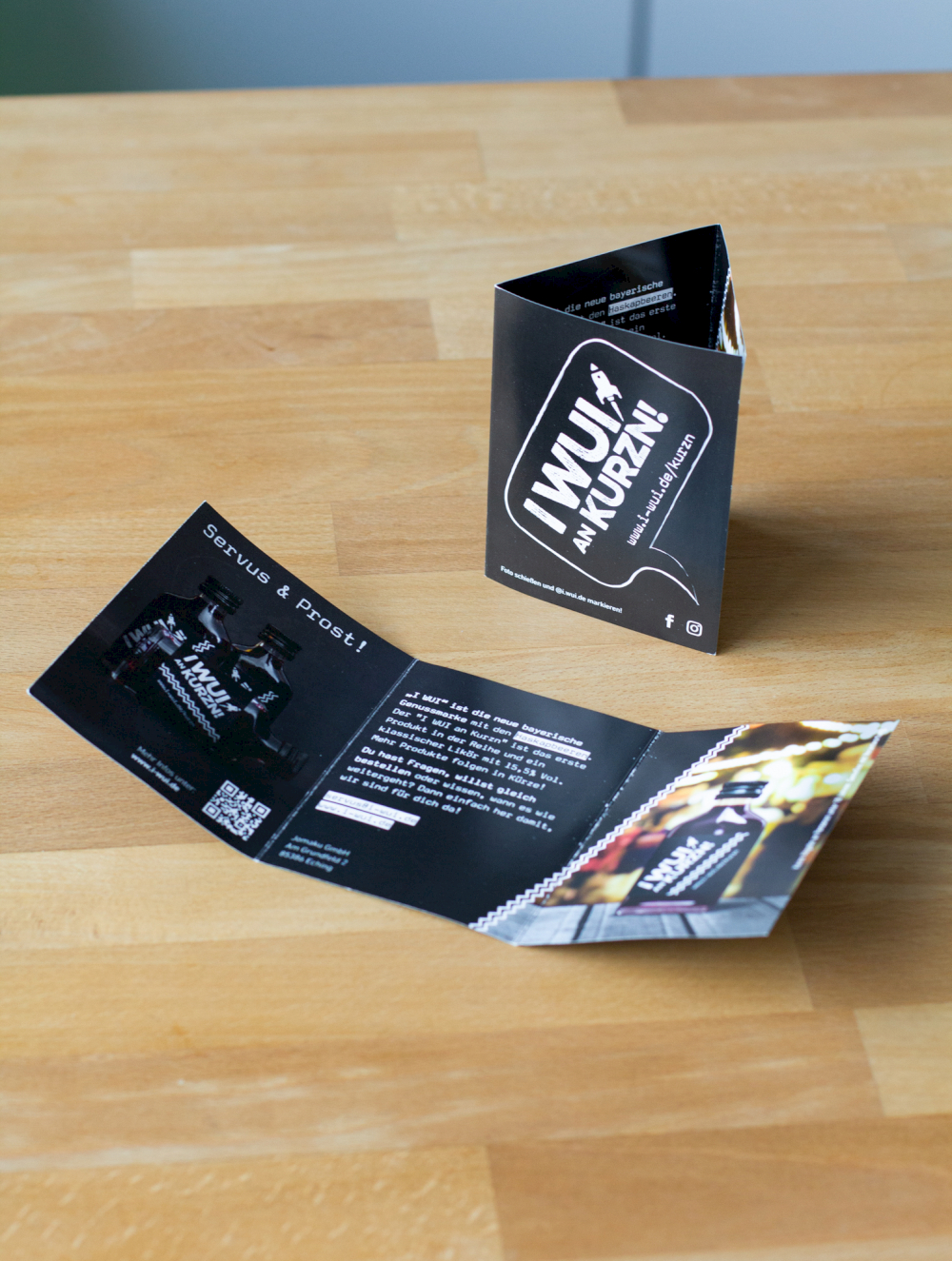 Klappbarer Flyer für I WUI AN KURZN: Referenzen der typneun Designagentur