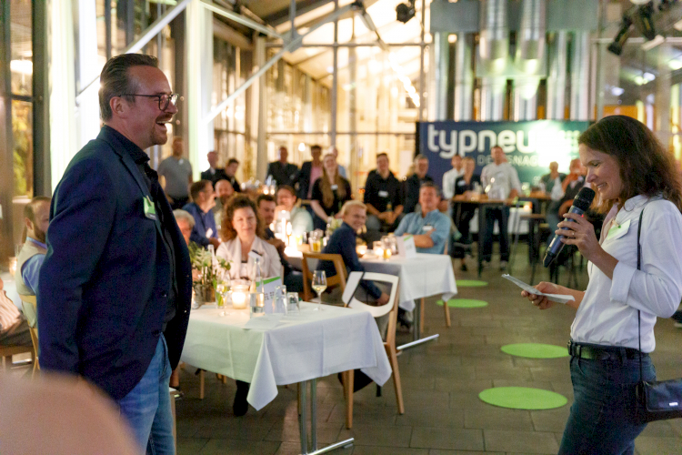 typneun Gründer Stefan Manhart und Webentwicklering Bettina Castell auf der Firmenfeier