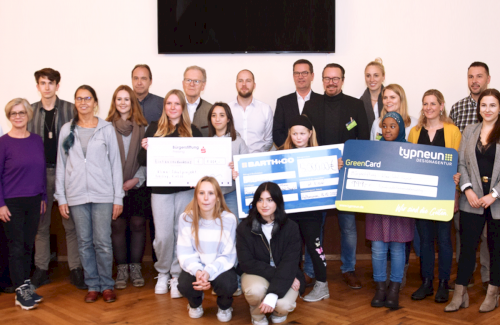 Gruppenfoto mit Schülern und Sponsoren für das Kilma-Schul-Projekt in Freising