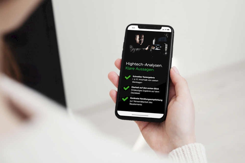 SafeLab Electronic Component Testing Homepage: Responsive Webdesign von typneun auf einem Smartphone