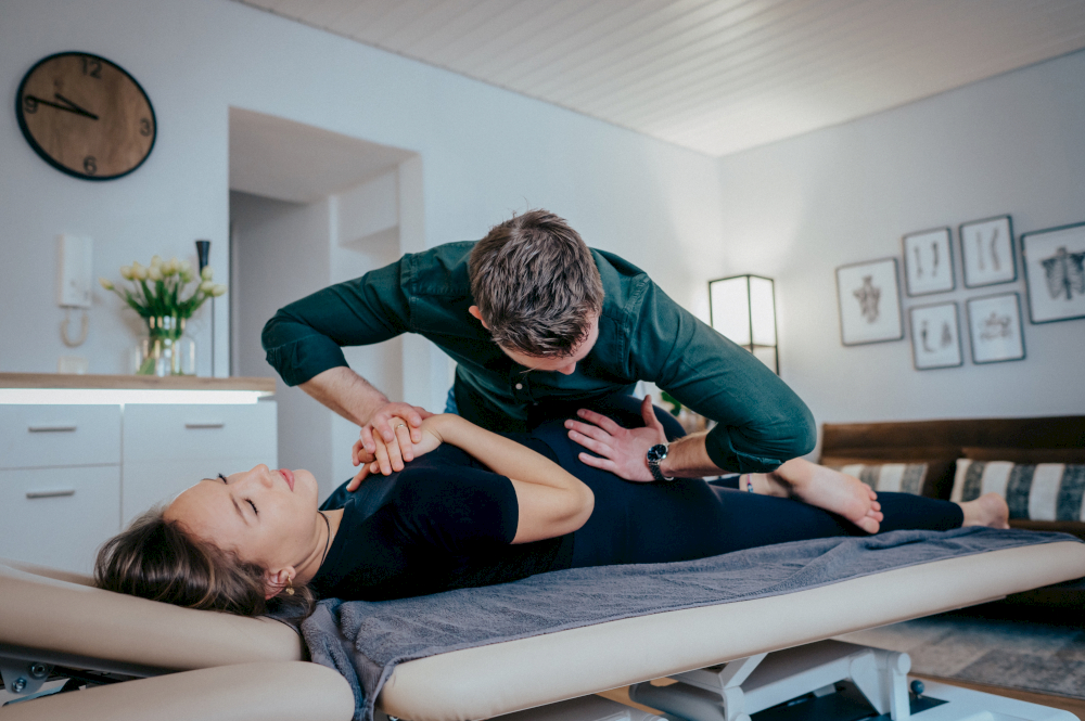 typneun Fotografin Birte Lebender fängt bei ihrem Fotoshooting die Behandlungsmethoden von Chiropraktiker Ludwig Haas ein