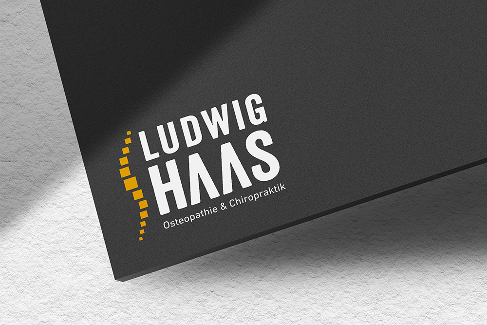 Ludwig Haas Osteopathie & Chiropraktik Logo auf schwarzem Hintergrund