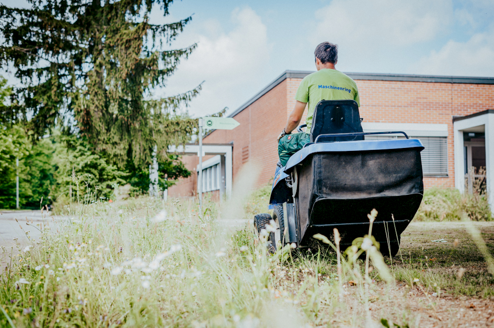 Fotoshooting mit Birte Lebender von typneun: Mitarbeiter des MR Niederbayern beim Rasenmähen